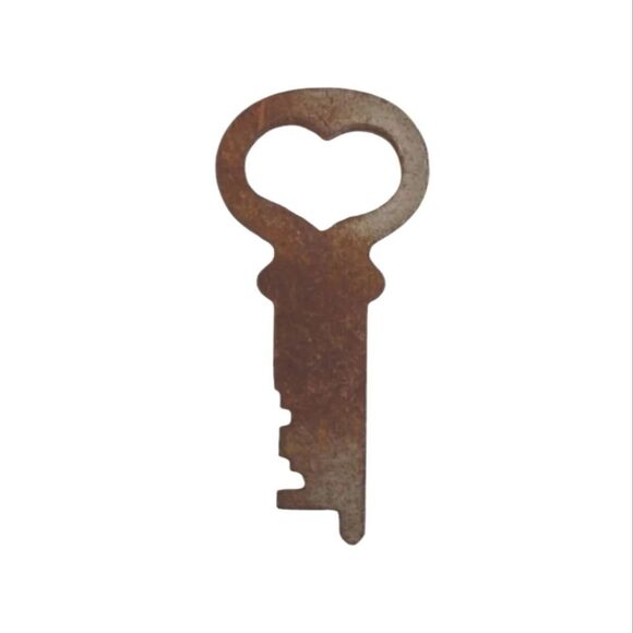 Vintage Flat Heart Key Steamer Trunk - Picture 1 of 10